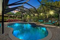 Poolside Cocoa Oasis w/ Tiki Bar! - Chambres d’hôtes Frontenac