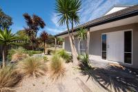 Malibu in Mt Martha with solar heated pool - B&B