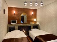 Camera Doppia con Letti Singoli e Bagno in Comune