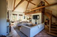 7 Bedroom Secluded Villa close to Prague - B&B Říčany