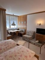 Studio 69 mit Hallenbad und Sauna by MoniCare - B&B Seefeld in Tirol