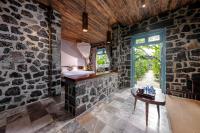 Habitación con cama extragrande y vistas al jardín