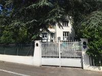 VILLA LES TERRASSES dans la nature avec piscine à 2 pas de Lyon, métro à 15mn à pied pour Lyon centre en 10mn ou bus à 300m pour Lyon centre - Chambres d’hôtes