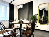 GOLDEN Apartment ~ 1000m Main Square ~ Self Check-In 24h - Chambres d’hôtes Wrocław