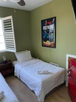 B&B Los Ángeles - Private Room in Los Angeles LA with TV & WIFI & AC & View of Hollywood Sign & Private Fridge & Shared Kitchen!!! - Bed and Breakfast Los Ángeles