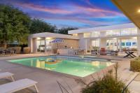 B&B La Quinta - Polo Villa 2 by AvantStay Entertainer's Backyard w Vball Court, Pool & Spa 260-314 6 Bedrooms - Bed and Breakfast La Quinta