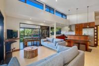 B&B Mooloolah - King Parrot Retreat - Opulent Oasis Exclusive Getaway for 9 - Bed and Breakfast Mooloolah