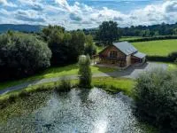 Rhosllyn Retreats - Lakeside Lodge - Bed and Breakfast Rhayader