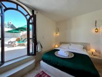 Großes Doppelzimmer mit Ausblick von der Terrasse