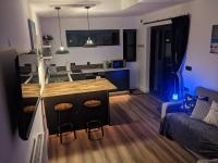 Modern cosy apartment walking distance to many cove beaches and coast path walks as well as the famous Helford river - B&B Falmouth