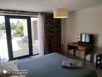 Zimmer mit Kingsize-Bett und Poolblick