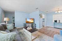 B&B Rockledge - Coquina Casa - Bright & Beachy w/ Backyard Hot Tub - Bed and Breakfast Rockledge