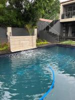 Lux apt 5min to Sandton 9 - B&B