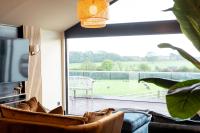 Luxury Lake Front Escape With Hot Tub - B&B Bonvilston