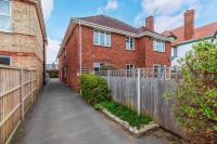 CHINE SANDS by BOURNECOAST - A Lovely Holiday Apartment with Parking Near Westbourne Shops and Alum Chine Beach - FM8498 - Chambres d'hôtes Bournemouth