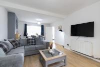 3 Bedroom Home with Private Driveway - B&B Coundon