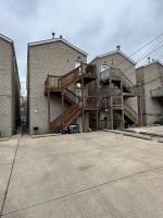 2-Bed 2-Bath Apt - Close to UC w/ Free Parking - Bed and Breakfast Chicago