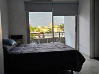 Monoambiente con Cochera Cubierta a 300m del Hospital Español y 15 cuadras del Estadio Único - Ferienwohnung