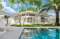 The Chalet - designer 3 BR retreat with pool - B&B