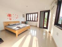 Zimmer mit Queensize-Bett und Balkon