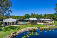 Lennox Coastal Retreat - resort-style home w. pool - B&B