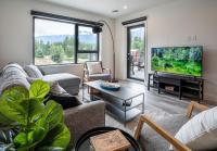 Revy's Peak Condo - Hot Tub with View - B&B Revelstoke