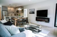 Ski & Tee Retreat Bright Three Bedroom and Hot Tub - Chambres d'hôtes Revelstoke