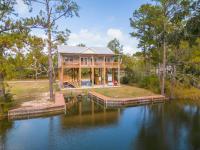 B&B Shoreline Park - Channel Cat Cabin - Near New Orleans & Gulf Beach Casino - Bed and Breakfast Shoreline Park