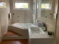 One-Bedroom Cottage with Spa Bath