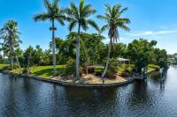 Waterfront! Oversize Corner Yard, Dock w/lift, Hot Tub & Pool - Villa Tropical Calusa - Roelens - B&B