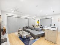 B&B Brisbane - Conveniently Located Luxury 4BR Townhouse - Bed and Breakfast Brisbane