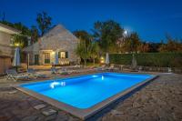 Hacienda Sylvia - secluded 4-bedroom villa with 45sqm heated pool - B&B Studenci