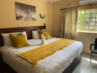 Zimmer mit Kingsize-Bett und Gartenblick.
