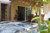 La petite case jaune , jaccuzi pierre à 3 min à pied du bassin Manapany, vue mer - B&B