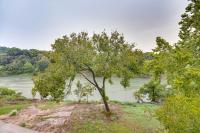 Riverfront Cuero Vacation Home with Spacious Deck! - B&B Cuero