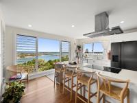 B&B East Ballina - THE PENTHOUSE - Spectacular Views of the Bay, and the Ocean! Only 150m to Shaws Bay - Bed and Breakfast East Ballina