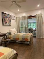 Zweibettzimmer mit Poolblick