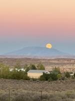 Page Arizona border town- Grand Serenity room with Mesa Views - B&B Big Water