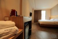 Zimmer mit Kingsize-Bett und Balkon