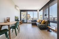 Terra Cotta - Brunswick Retreat with Breezy Balcony - Ferienwohnung