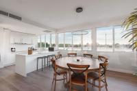 B&B Melbourne - The Soleil - Stylish Penthouse with Private Terrace - Bed and Breakfast Melbourne