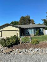 B&B East Wenatchee - Charming 3 Bedroom home with chimney & RV parking - Bed and Breakfast East Wenatchee