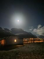 Idyllisk hus med sauna og jacuzzi, Lyngen - Chambres d'hôtes Nordlenangen