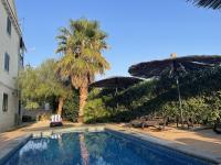 2 Bed Flat - Sleeps 6 - Pool - Garden - Parking - B&B Milna
