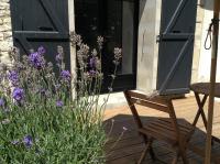 Habitación con cama grande y vistas al jardín