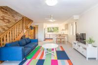 The Hidden Flower - A Spacious Poolside Abode - B&B Brisbane