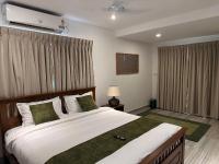 Habitación con cama extragrande y balcón