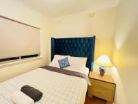 Chambre Lit Queen-Size avec Salle de Bains Commune 