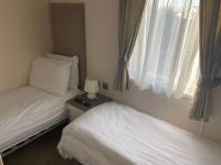 2 Bed, 2 Bath Lodge Style Caravan with Hot Tub & Private Garden at Patrington Haven Leisure Park - Chambres d'hôtes Patrington