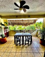 Depa cyrill frente playa Zicatela con AC y alberca - B&B